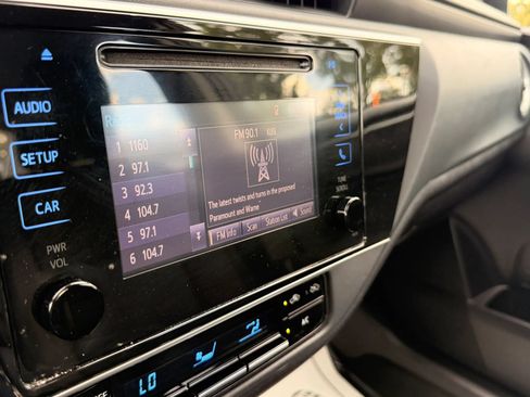 Used 2018 Toyota Corolla LE FWD image 24