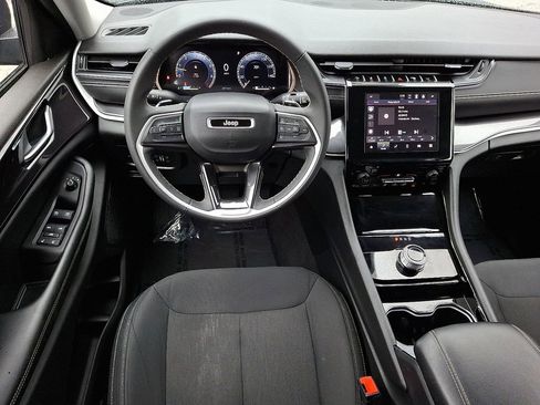 Used 2023 Jeep Grand Cherokee Laredo image 12