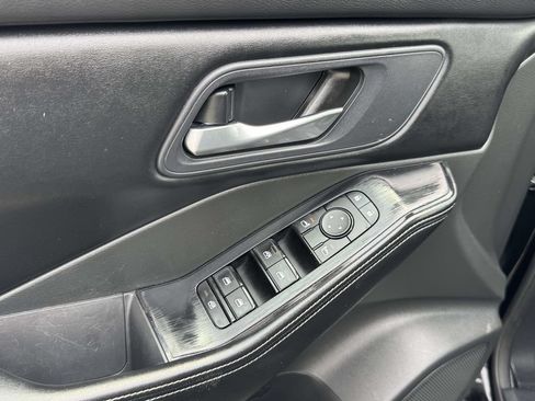 Used 2024 Nissan Rogue SV FWD image 18