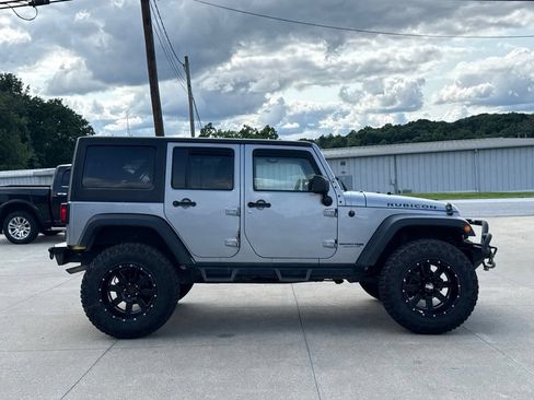 Used 2018 Jeep Wrangler Unlimited Rubicon w/ Connectivity Group AWD/4WD image 15