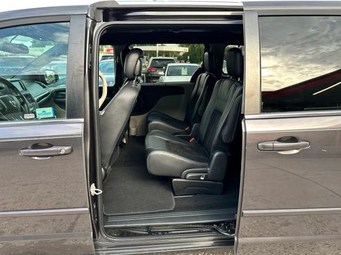 Used 2016 Dodge Grand Caravan SXT FWD image 13