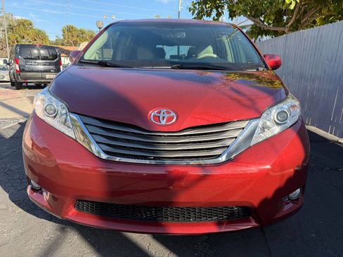 Used 2013 Toyota Sienna XLE image 18