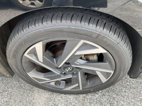 Used 2024 Hyundai Elantra Limited FWD image 16