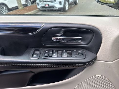 Used 2018 Dodge Grand Caravan SXT FWD image 18