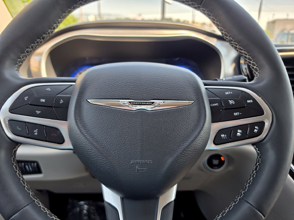 Used 2023 Chrysler Pacifica Touring-L FWD image 22