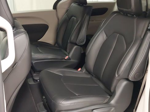 Used 2024 Chrysler Pacifica Select image 38