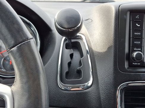 Used 2016 Chrysler Town & Country Touring-L image 18