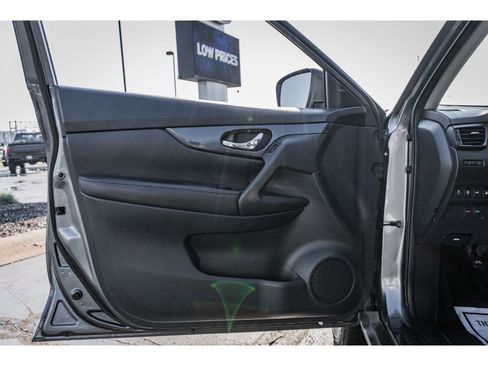 Used 2019 Nissan Rogue SV image 6