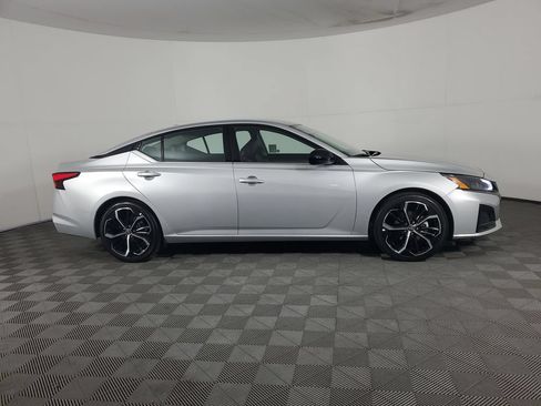 Used 2024 Nissan Altima 2.5 SR FWD image 3