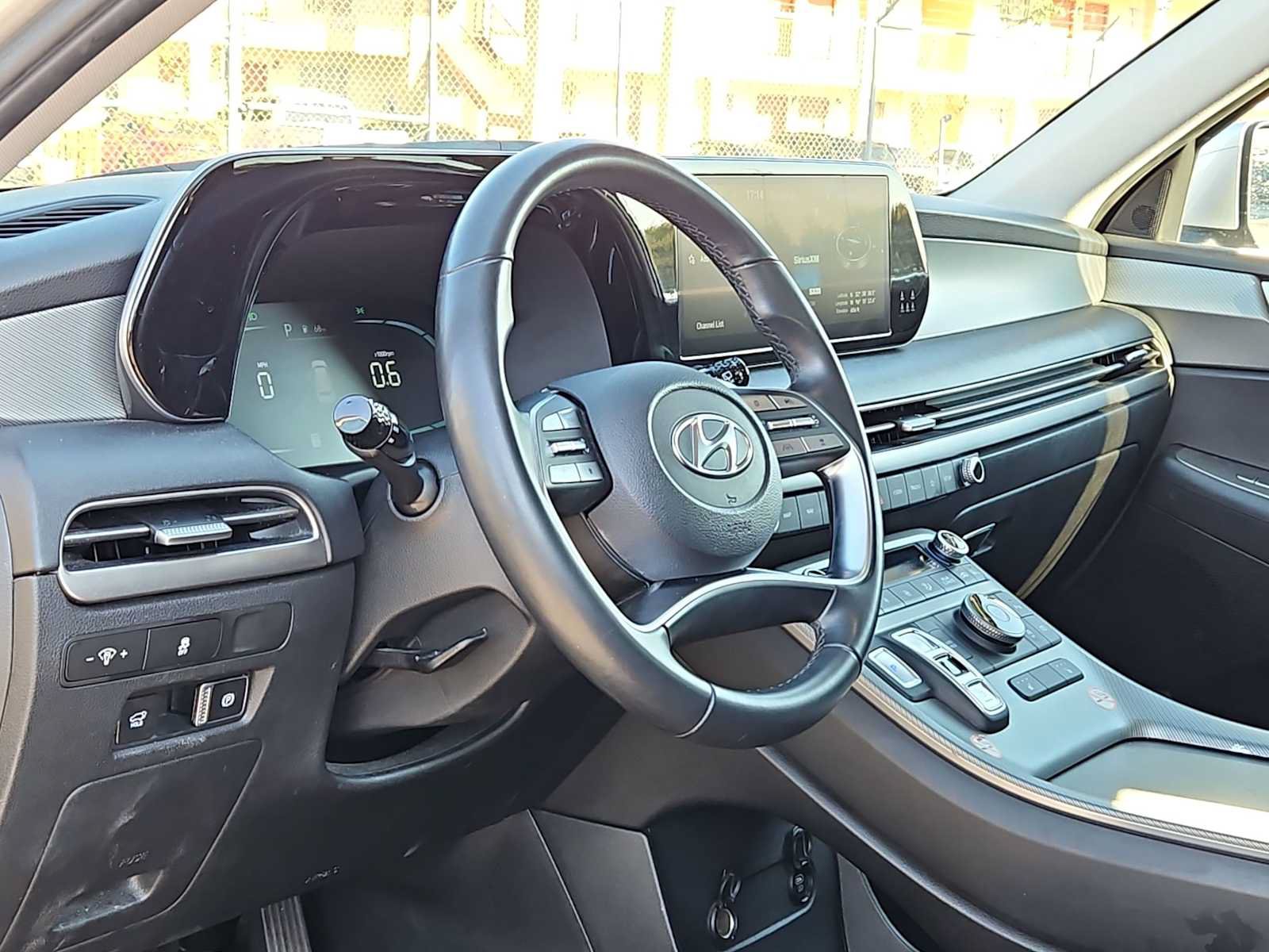Used 2024 Hyundai Palisade SEL FWD image 2