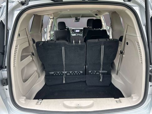 Used 2023 Chrysler Voyager LX FWD image 13