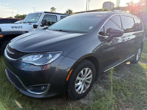 Used 2018 Chrysler Pacifica Touring-L FWD image 3