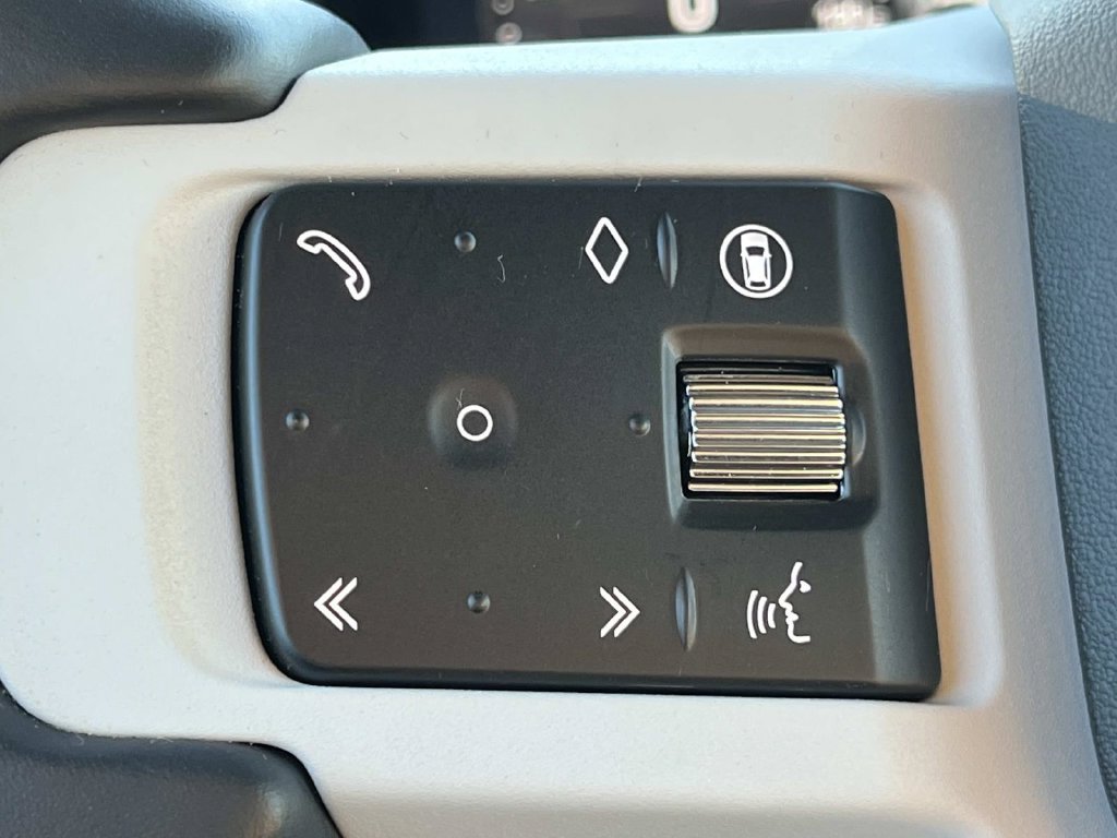 Certified 2025 Land Rover Defender 130 X-Dynamic SE AWD/4WD image 37