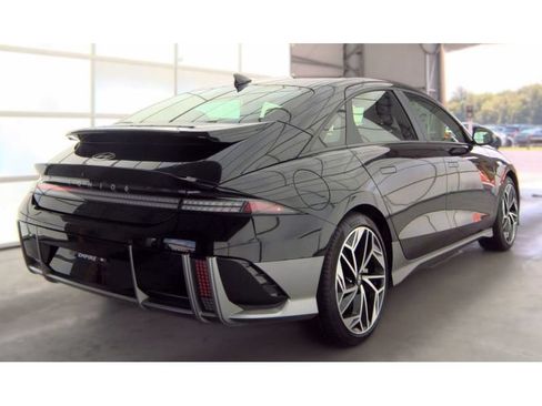 Used 2023 Hyundai Ioniq 6 SEL AWD/4WD image 2