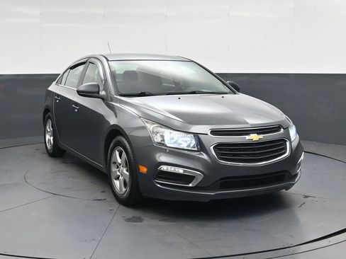 Used 2016 Chevrolet Cruze LT FWD image 2