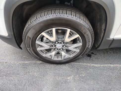 Used 2023 GMC Acadia SLE w/ Driver Convenience Package image 5