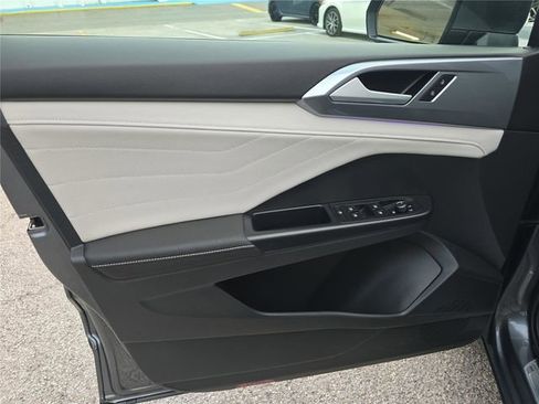 Used 2025 Volkswagen Taos SEL image 15