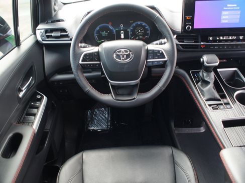 Used 2025 Toyota Sienna XSE w/ XSE Plus Package image 5