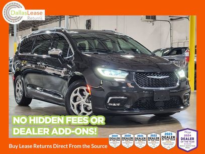 Used 2023 Chrysler Pacifica Limited w/ Uconnect Theater Family Group
