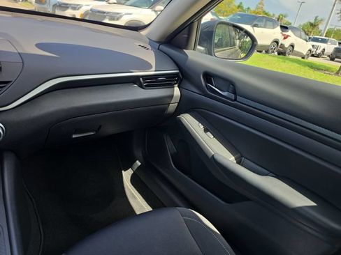Used 2024 Nissan Altima 2.5 S FWD image 9
