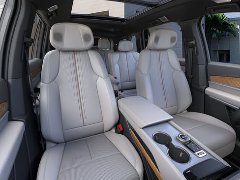 New 2027 Cadillac Vistiq Sport w/ LPO, Floor Liner Package AWD/4WD image 16