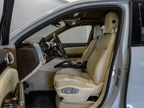 Used 2017 Porsche Cayenne AWD/4WD image 5