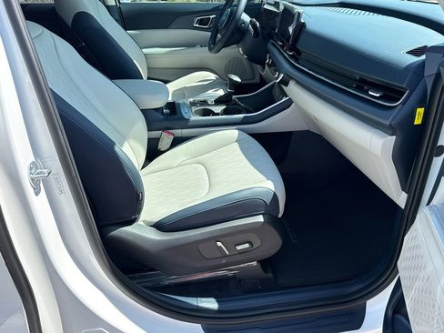 New 2026 Kia Carnival EX image 13