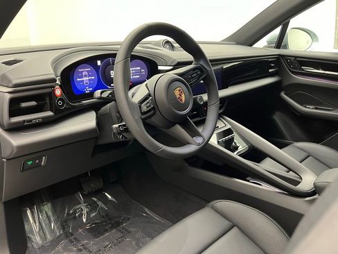 Used 2025 Porsche Macan Electric image 4