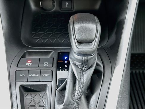 Used 2021 Toyota RAV4 XLE w/ Convenience Package FWD image 25