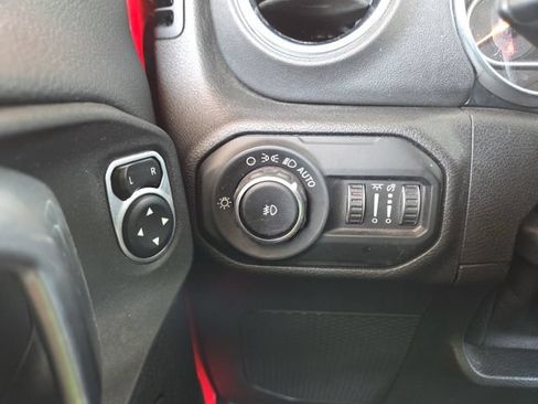 Used 2019 Jeep Wrangler Unlimited Sahara w/ Dual Top Group AWD/4WD image 52