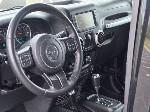 Used 2016 Jeep Wrangler Unlimited Sahara w/ Connectivity Group AWD/4WD image 18