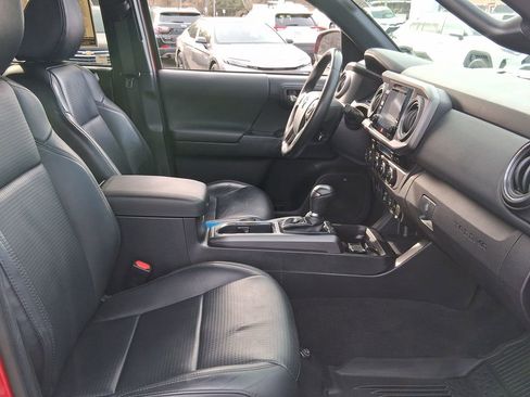 Used 2018 Toyota Tacoma TRD Sport image 17