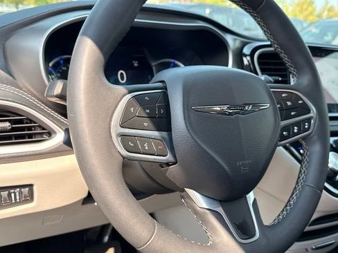 Used 2024 Chrysler Pacifica Limited FWD image 15