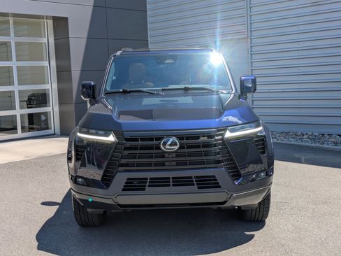 Used 2024 Lexus GX 550 w/ Accessory Package (2T) AWD/4WD image 9