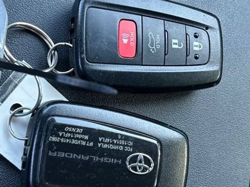 Used 2022 Toyota Highlander XLE AWD/4WD image 78