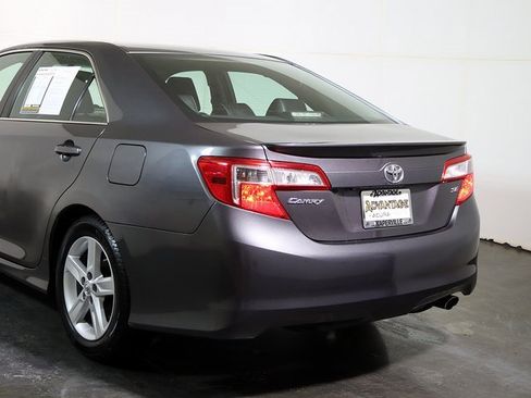 Used 2014 Toyota Camry SE image 11