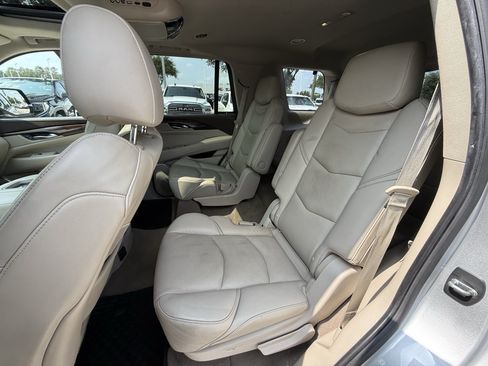 Used 2016 Cadillac Escalade Luxury RWD image 29