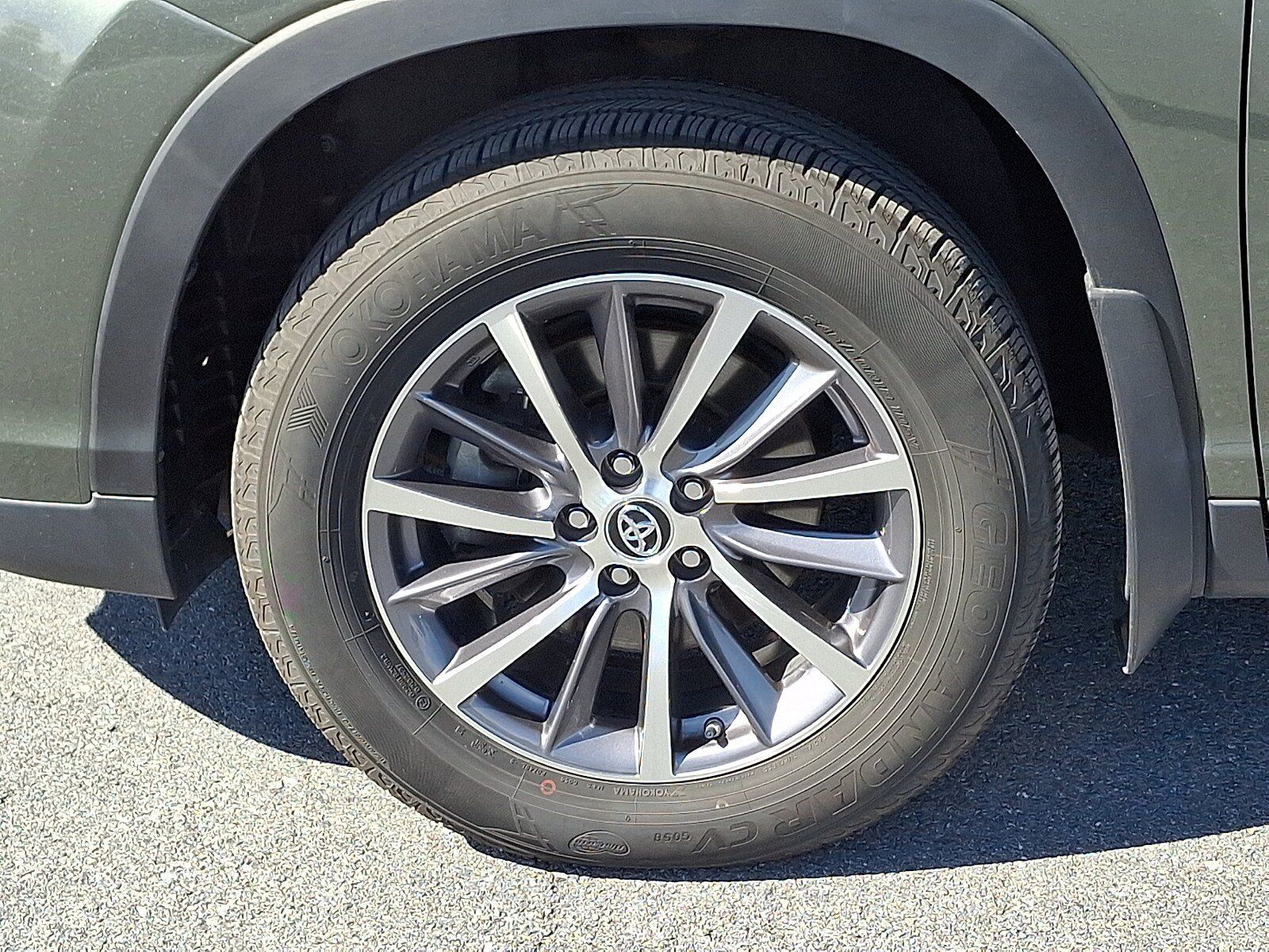 Used 2019 Toyota Highlander XLE AWD/4WD image 8