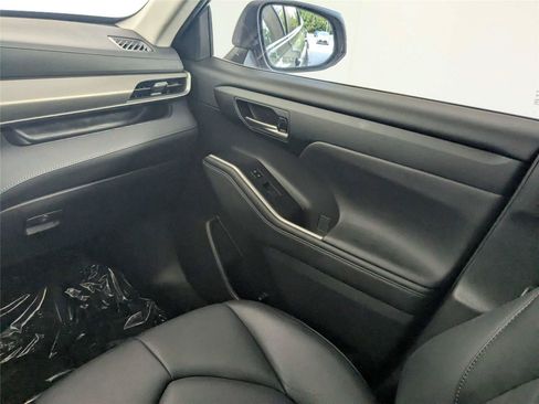 Used 2023 Toyota Highlander XLE FWD image 44