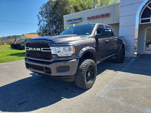 Used 2024 RAM 3500 Tradesman w/ Chrome Appearance Group AWD/4WD image 7