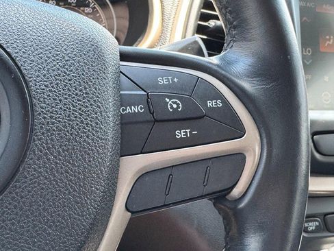 Used 2016 Jeep Cherokee Latitude w/ Comfort/Convenience Group FWD image 19