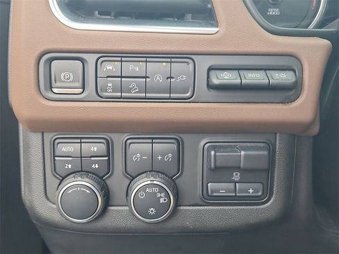 Used 2021 Chevrolet Suburban High Country w/ Premium Package image 19