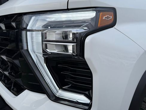 Used 2025 Chevrolet Silverado 2500 ZR2 w/ Technology Package image 12