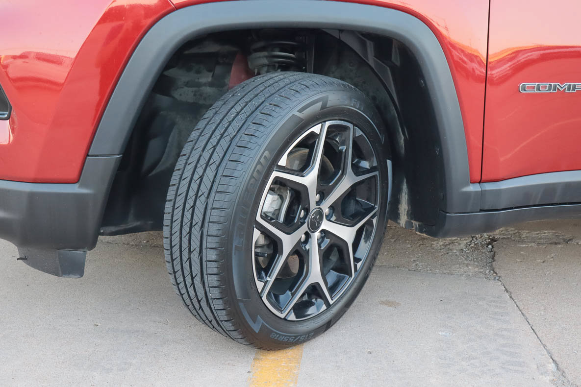 Used 2025 Jeep Compass Limited AWD/4WD image 17