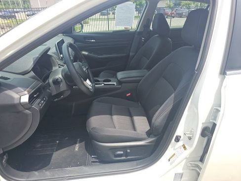 Used 2025 Nissan Altima 2.5 SV FWD image 12
