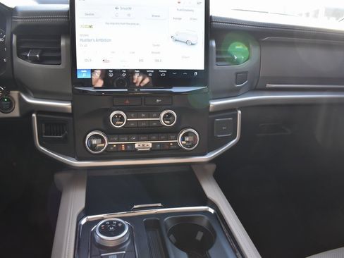 Used 2023 Ford Expedition XLT image 17