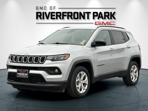 Used 2024 Jeep Compass Latitude image 7