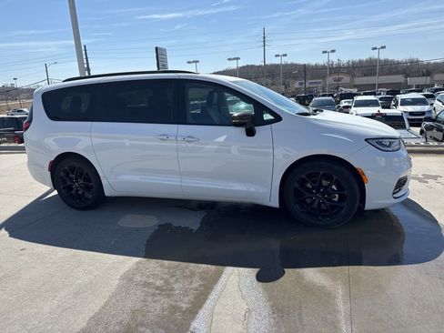 Used 2025 Chrysler Pacifica Limited FWD image 11