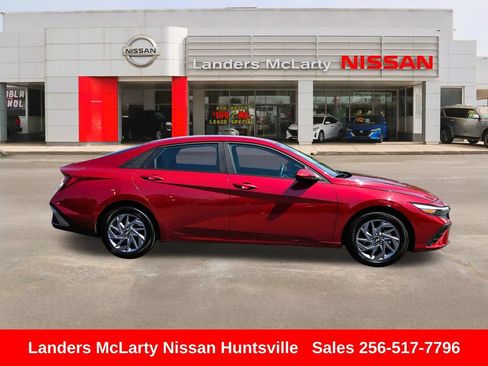 Used 2024 Hyundai Elantra SEL FWD image 2