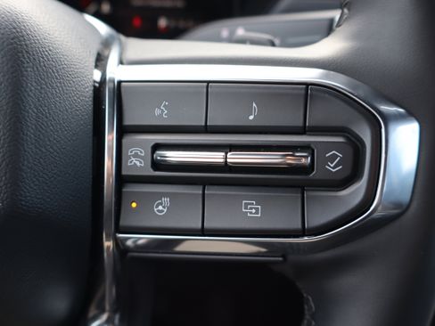 Used 2025 GMC Acadia Elevation image 18